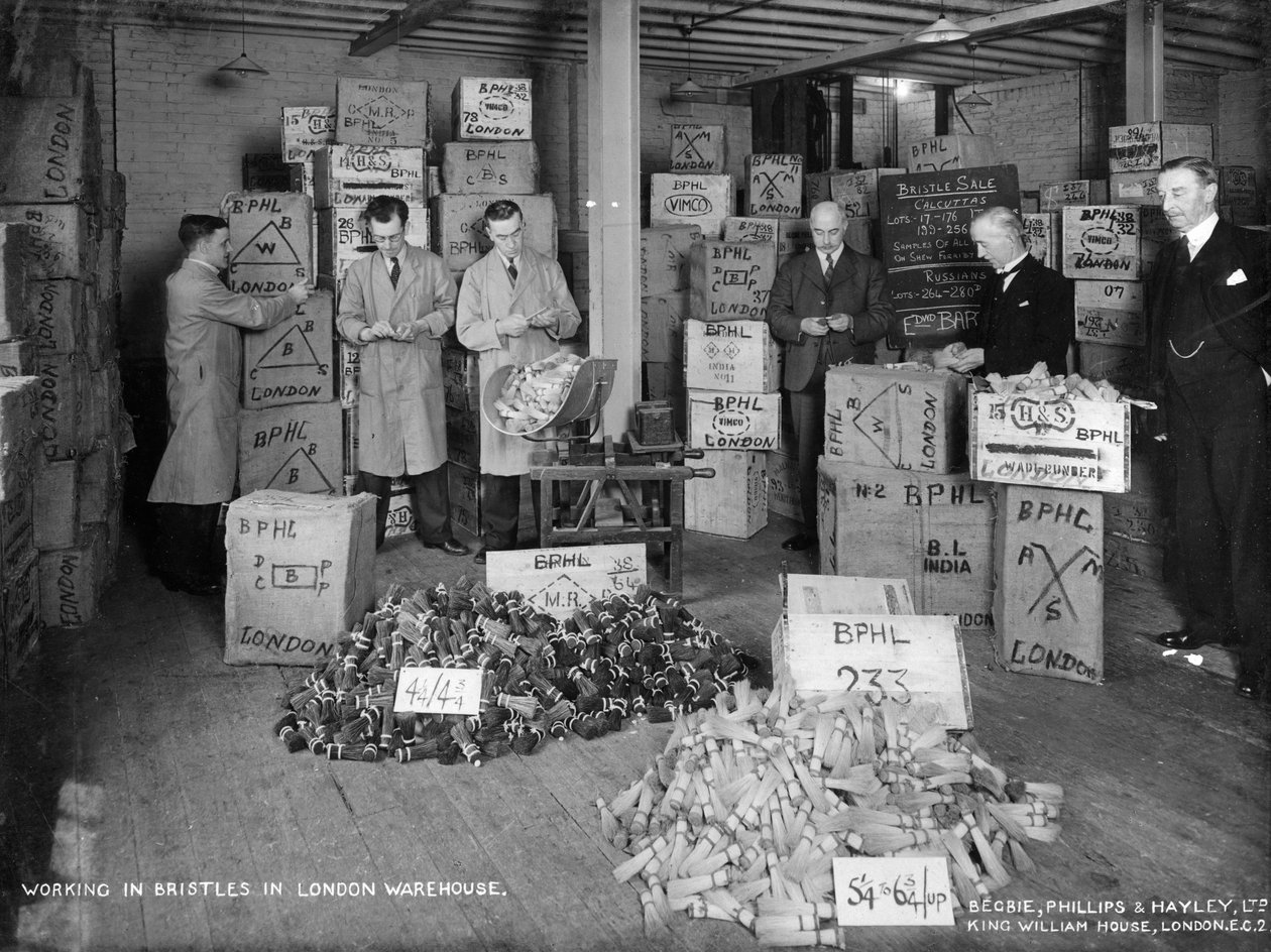 Arbetar med borst i ett lager, London, 1938 av Unbekannt