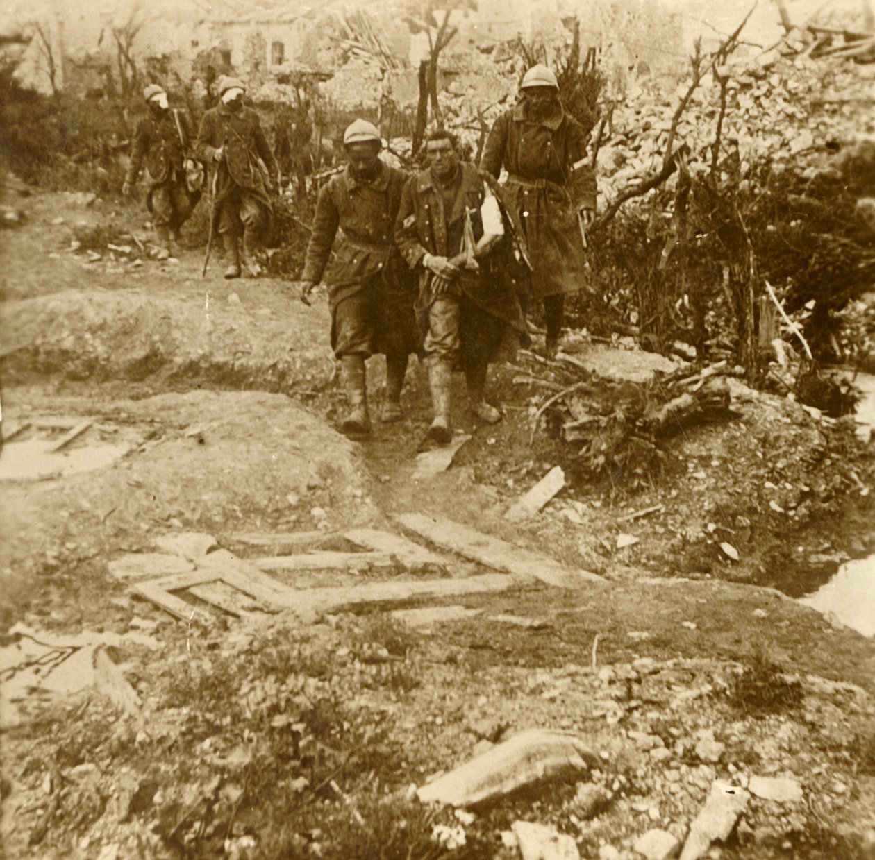 Sårade franska infanterister anländer till Chateau dEsnes, Verdun, norra Frankrike, 1916 av Unbekannt