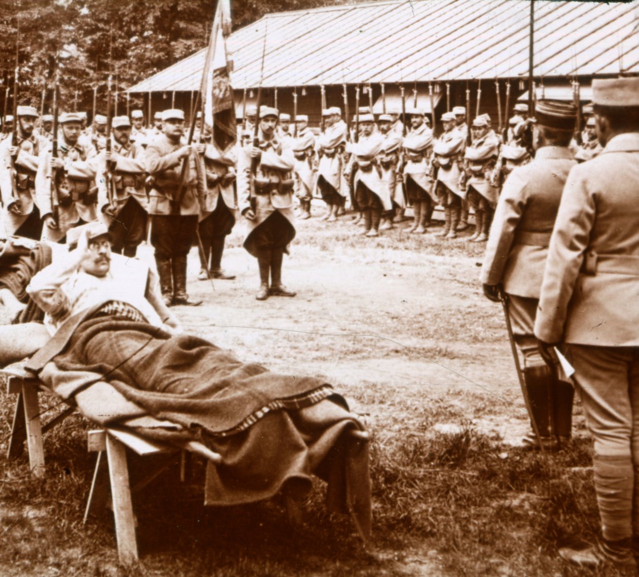 Sårad officer hälsar flaggan, c1914-c1918 av Unbekannt