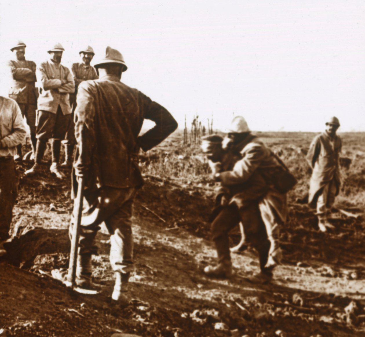 Sårad soldat, Haute Chevauchée, norra Frankrike, c1914-c1918 av Unbekannt