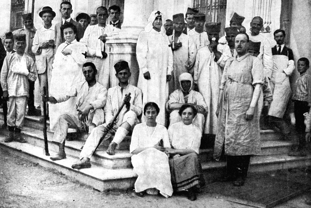 Sårade soldater vårdas av Serbiska Röda Korset, första världskriget, 1914 av Unbekannt