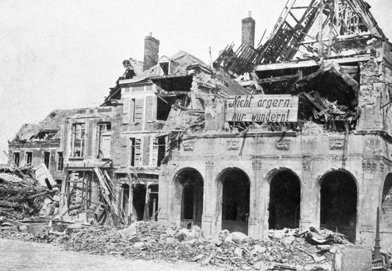 Förlist byggnad, Grande Place, Peronne, Frankrike, första världskriget, 1917, c1920 av Unbekannt