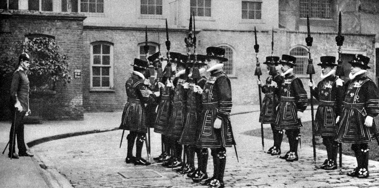 Yeomen Warders på parad i Tower of London, 1926-1927 av Unbekannt