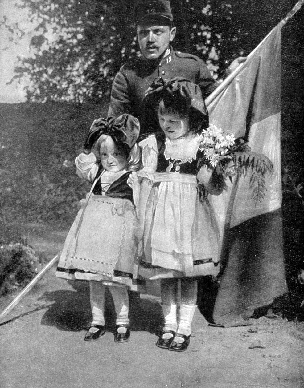 Unga Alsace barn i traditionell klädsel med en fransk soldat, första världskriget, 1915 av Unbekannt