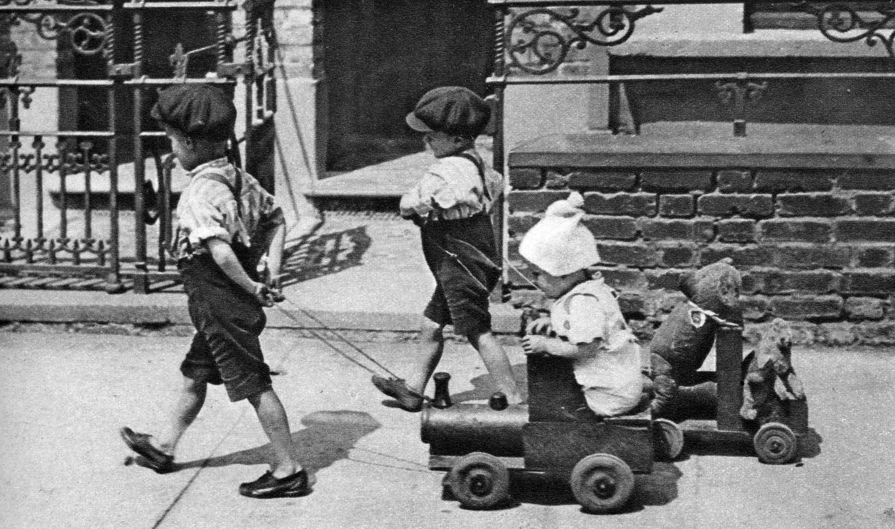 Små barn leker på gatan, London, 1926-1927 av Unbekannt