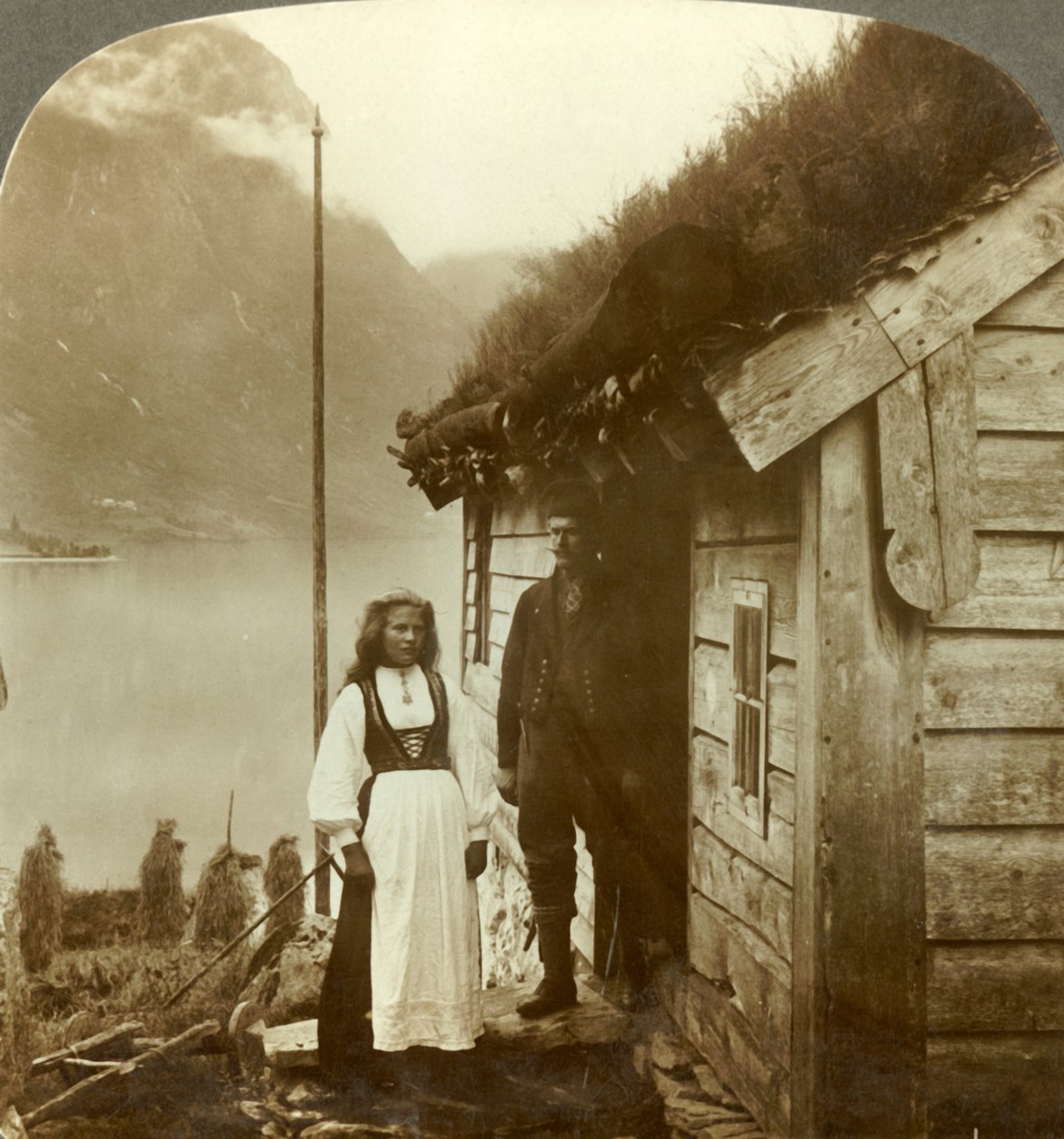 Unga bönder i Nordfjordlandet - innan deras stuga hem, Norge, c1905. av Unbekannt