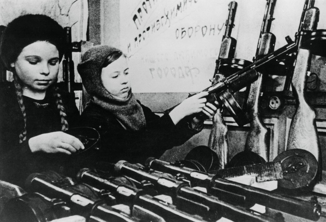 Unga flickor som monterar maskingevär i en rysk fabrik, 1943 av Unbekannt