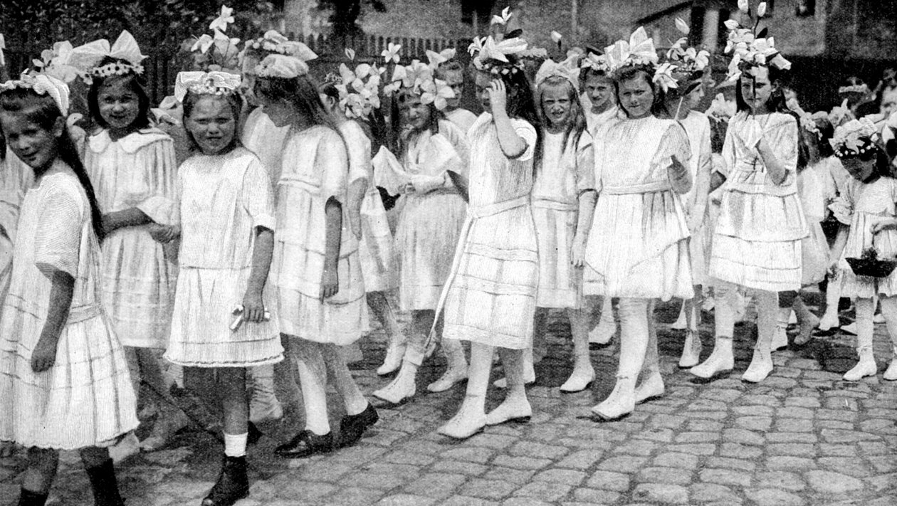 Unga flickor på en kyrkofestival, Berlin, Tyskland, 12922 av Unbekannt