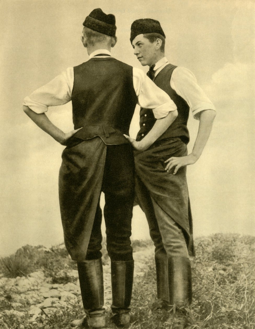 Unga män i traditionell dräkt, Burgenland, Österrike, c1935. av Unbekannt