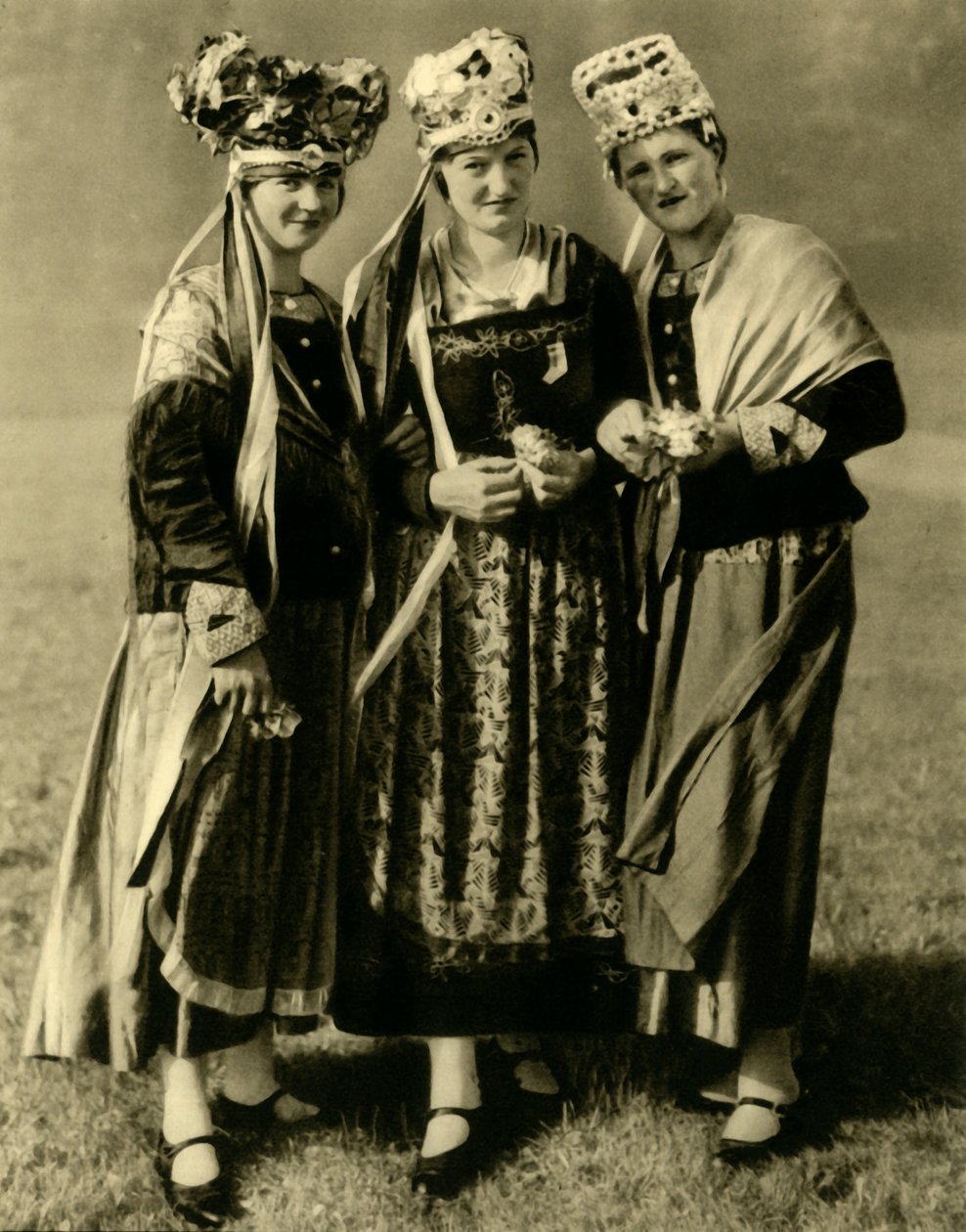 Unga kvinnor i traditionell dräkt, Steiermark, Österrike, c1935. av Unbekannt