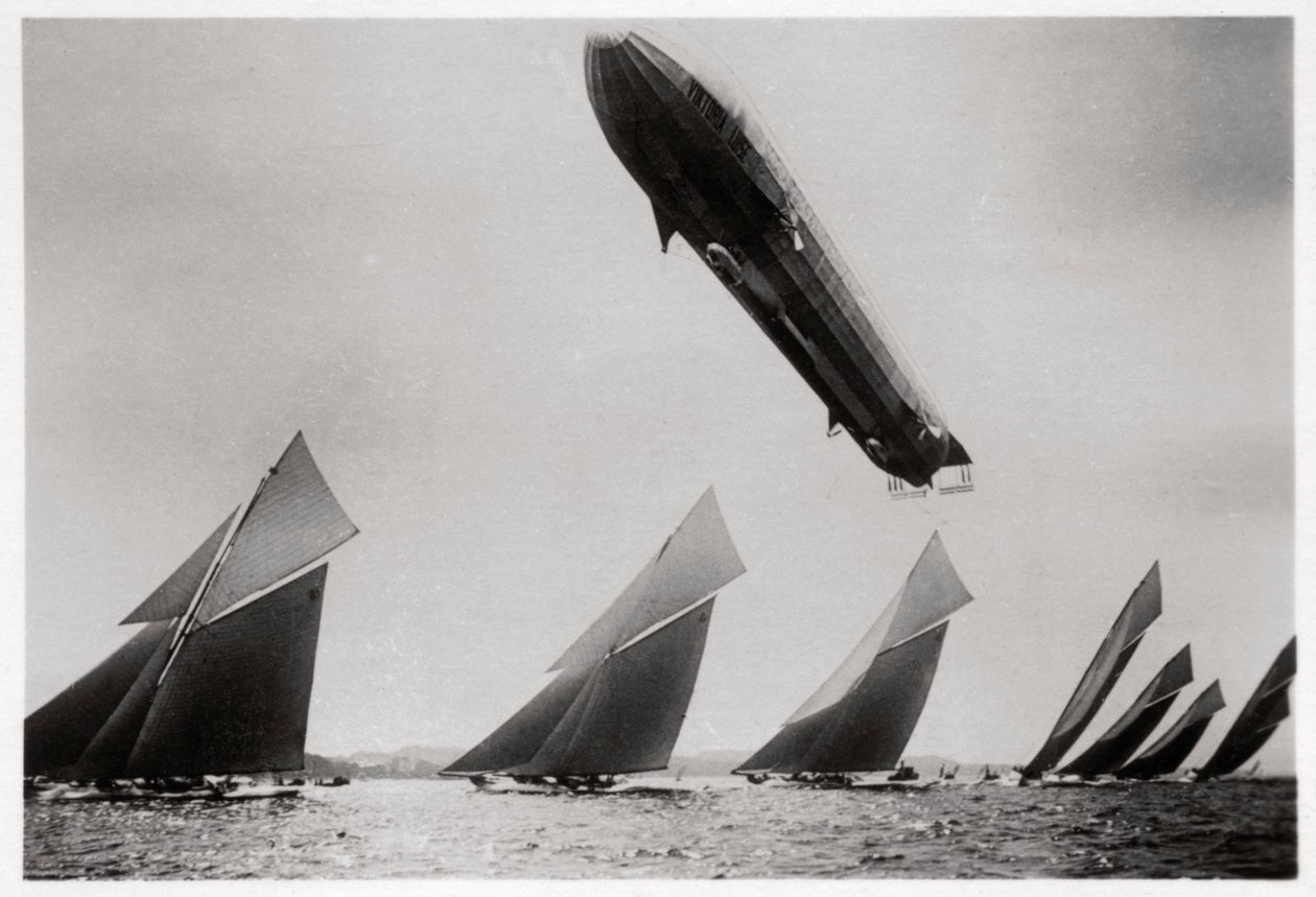 Zeppelin LZ11 Viktoria Luise under flygning under Kiel Regatta, Tyskland, 1912 1933 av Unbekannt