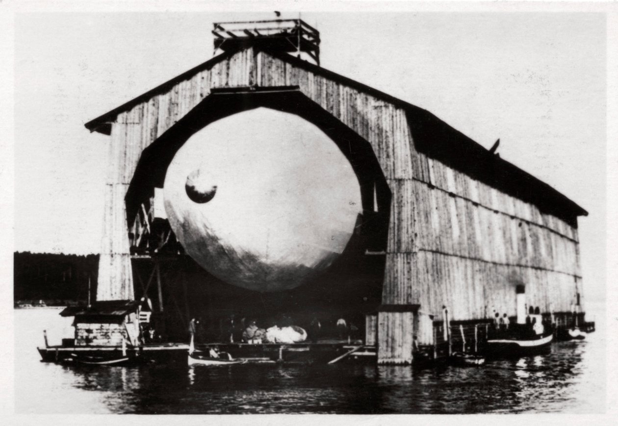 Zeppelin LZ1 i en flytande hängare i Manzell, Friedrichshafen, Tyskland, 1900, 1933 av Unbekannt