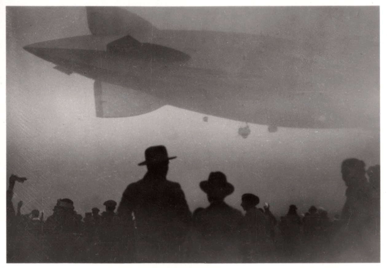 Zeppelin LZ 126 stigande i dimma, c1924-1933 1933 av Unbekannt