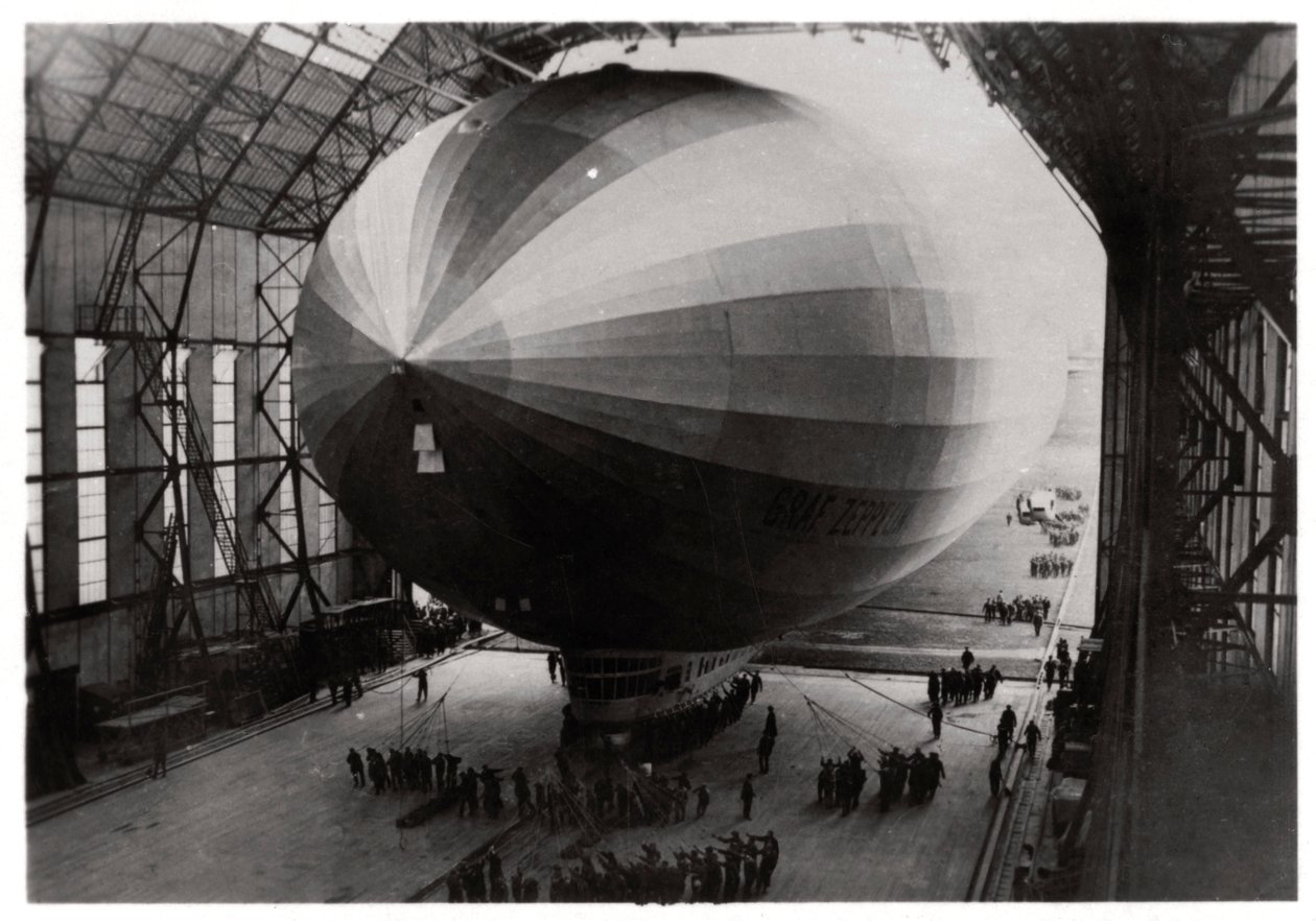 Zeppelin LZ 127 Graf Zeppelin går in i sin hangar, 1933 av Unbekannt