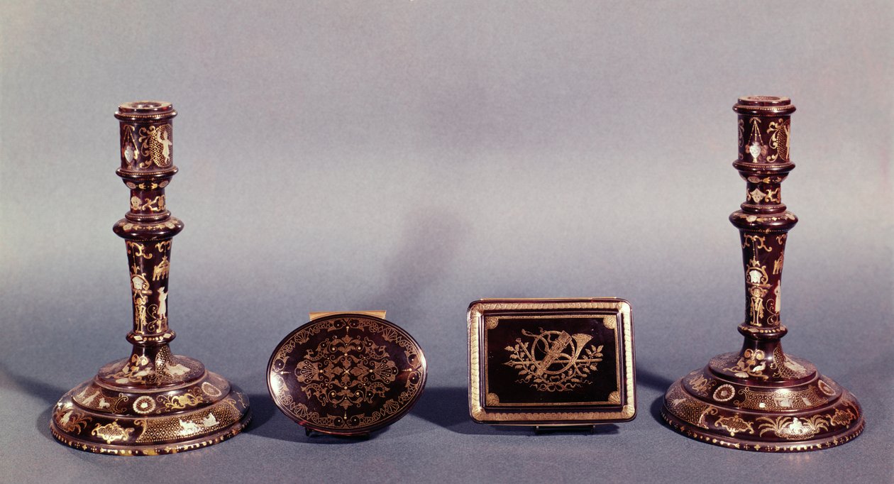 Ett par Ludvig XVI-ljusstakar inlagda med guld och pärlemor med två engelska 1700-tals pikéspetsaskar av Unbekannt Unbekannt