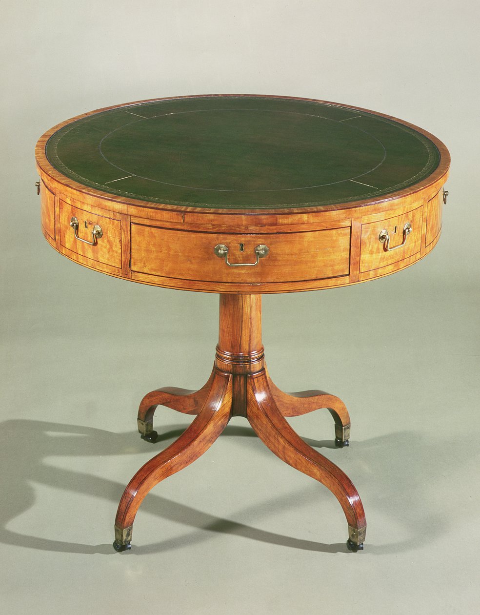 Ett litet Sheraton trumbord i satinträ. Engelska, ca 1790 av Unbekannt Unbekannt