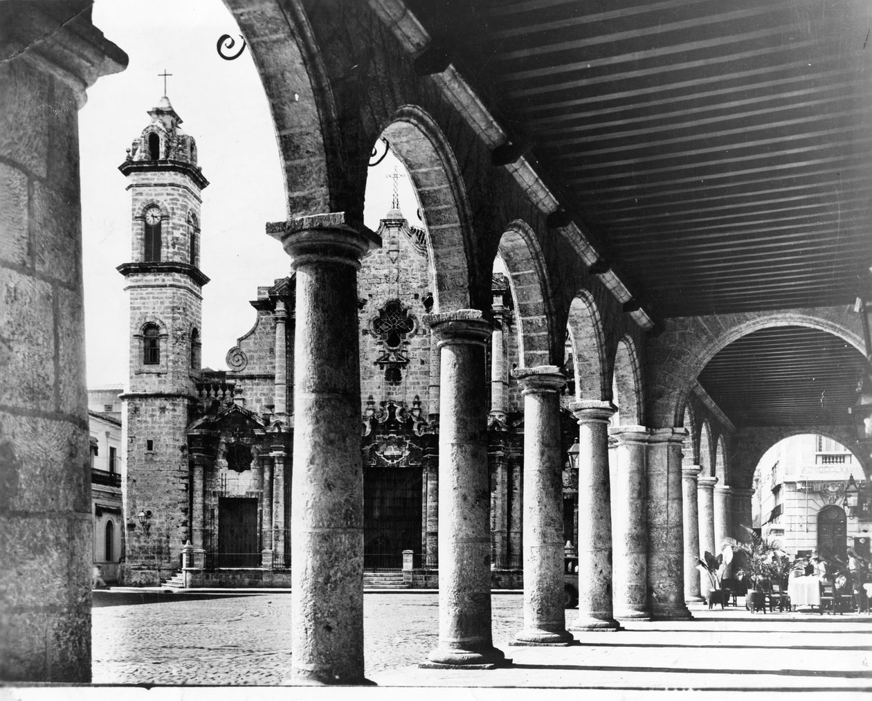 En vy över Havannas gamla katedral Plaza ramas in av de magnifika valvbågarna i en angränsande byggnad, 1954 av Unbekannt Unbekannt