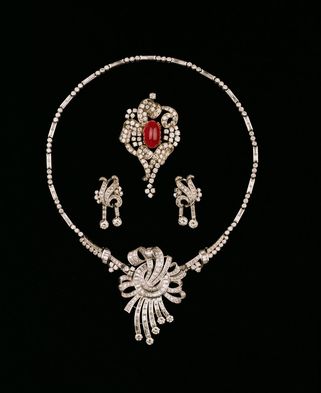 Art Deco diamantsmycken: baguette diamantbroschhänge, cabochon rubin och diamantrullbrosch, diamanthängeörhängen av Unbekannt Unbekannt