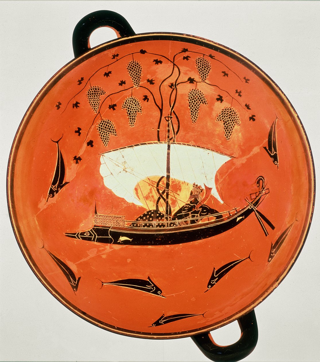 Svartfigur kylix, inifrån som visar Dionysos i en båt med en vinstock, Exekias, Sirenmålare, 600-talet f.Kr. av Unbekannt Unbekannt