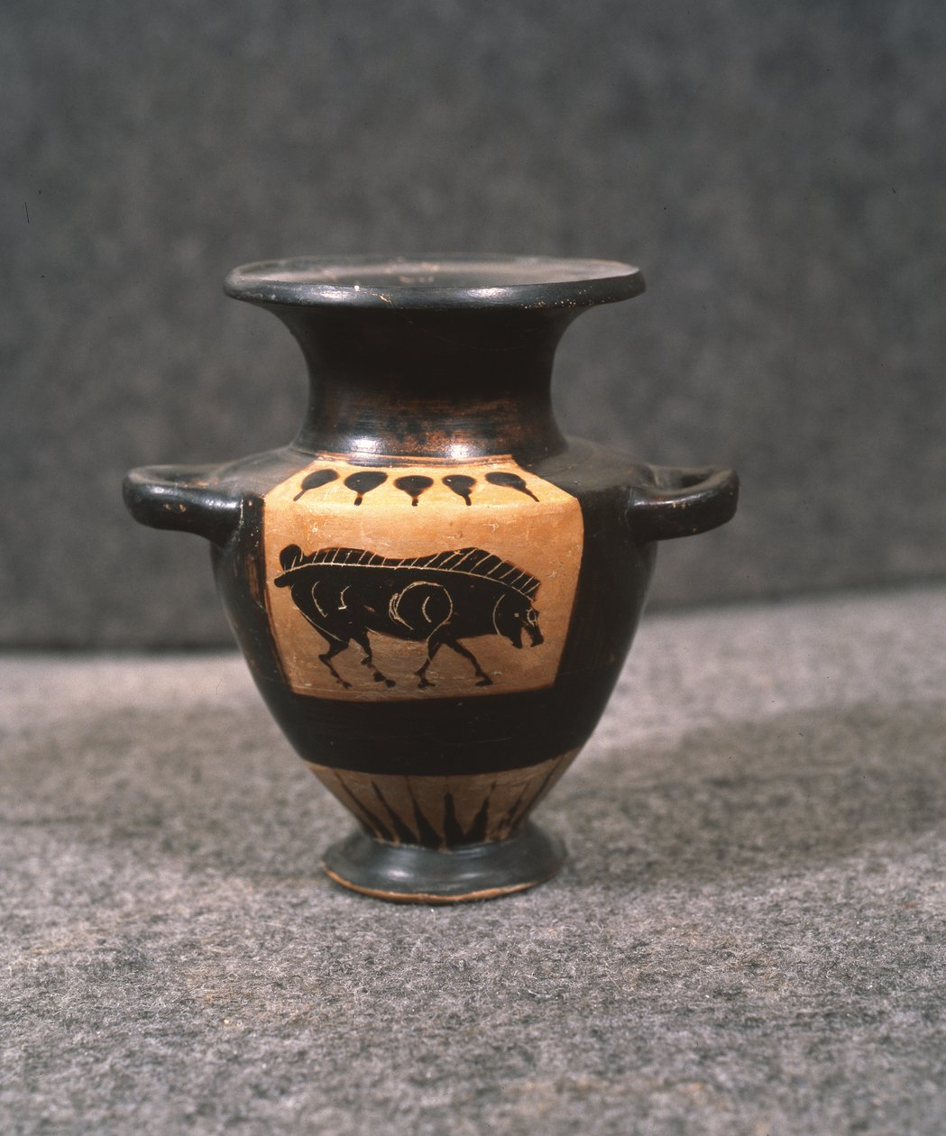 Svart figur hydria eller vattenkruka, föreställande en tjur, 400-talet f.Kr av Unbekannt Unbekannt