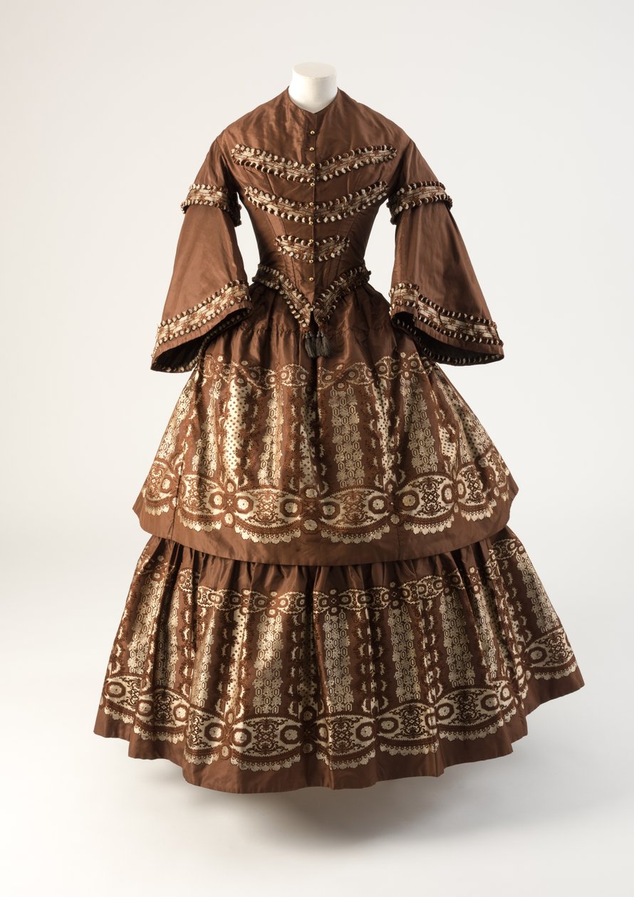 Brun och krämfärgad sidenklänning med volanger vävda à disposition, 1850-tal (silke) av Unbekannt Unbekannt
