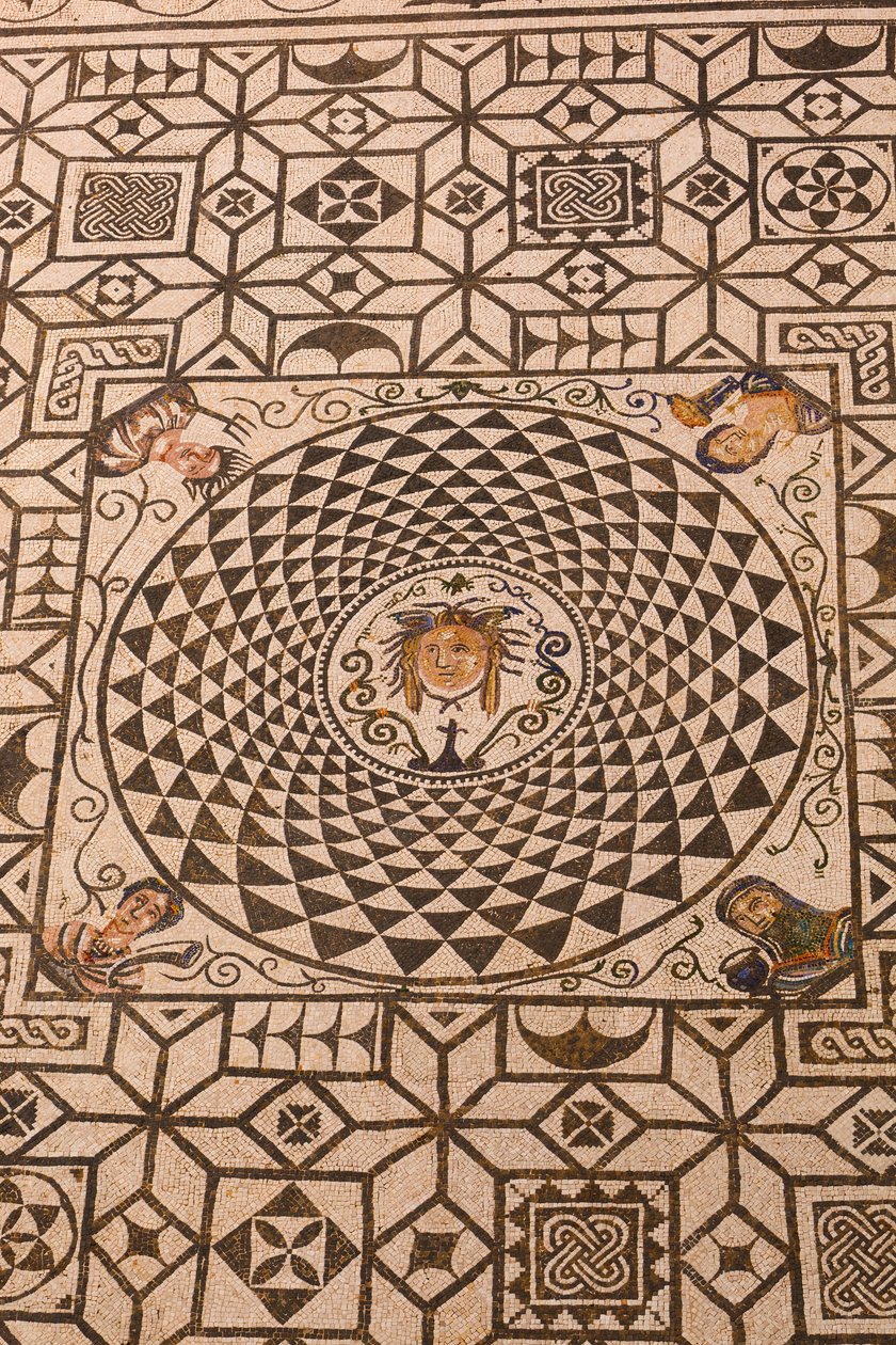 Carmona, Seville Province, Sepania. Mosaic Roma o Medusa i le Town Hall.swed av Unbekannt Unbekannt