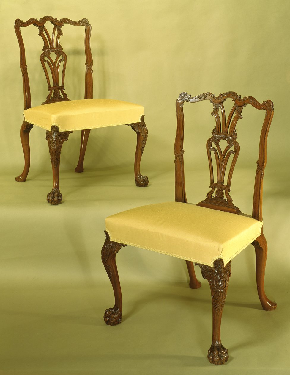 Chippendale matstolar, snidade, genomborrade och räfflade märken, toppskena i serpentin med C-rullar, flamgjutning och bladverk på cabrioleben i raggiga tassfötter, ca 1760 (mahogny) av Unbekannt Unbekannt