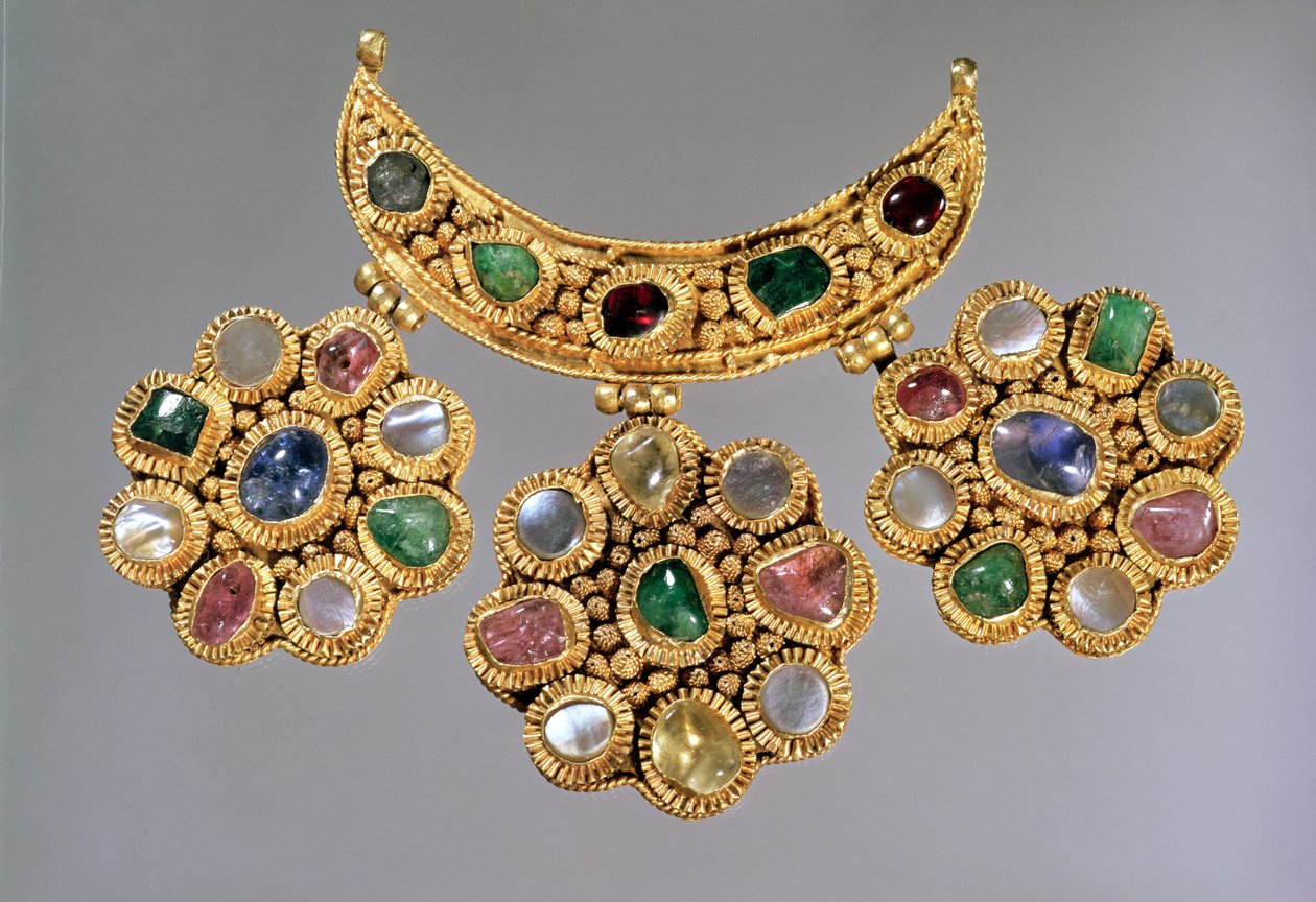 Halvmåneformat halsband med hängen satta med halvädelstenar, Moskva, sent 1300-tal eller tidigt 1400-tal av Unbekannt Unbekannt