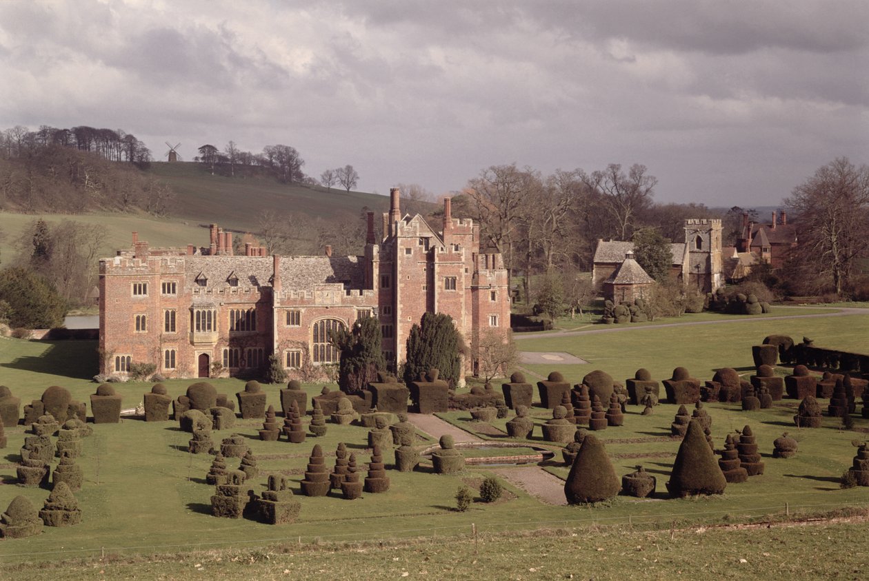 Exteriör som visar topiary trädgård och kyrka bortom, Compton Wynyates, Warwickshire, sent 1400-tidigt 1500-tal av Unbekannt Unbekannt