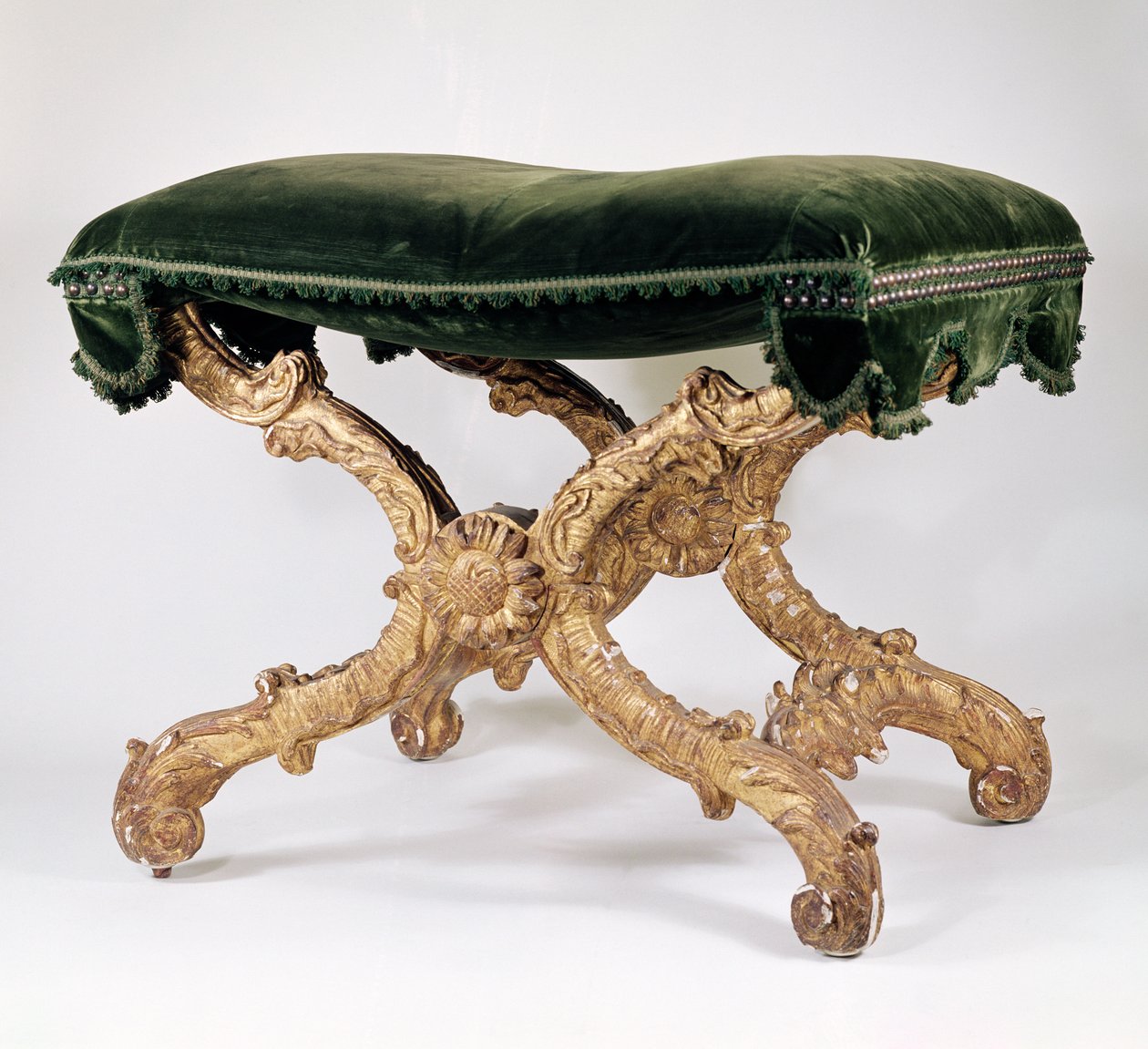 French Regency (1700-1720) X-ram pall, av förgyllt trä med stoppad sits, löv och låga motiv, solros vid korsning av Unbekannt Unbekannt