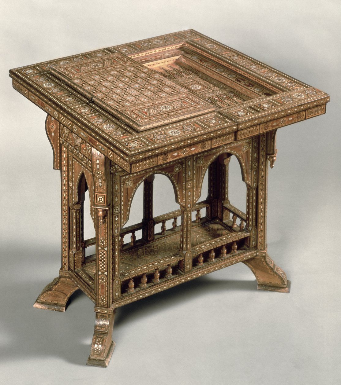 Spelbord, med utarbetat elfenben och ebenholts, indo-portugisiska, c.1830. av Unbekannt Unbekannt