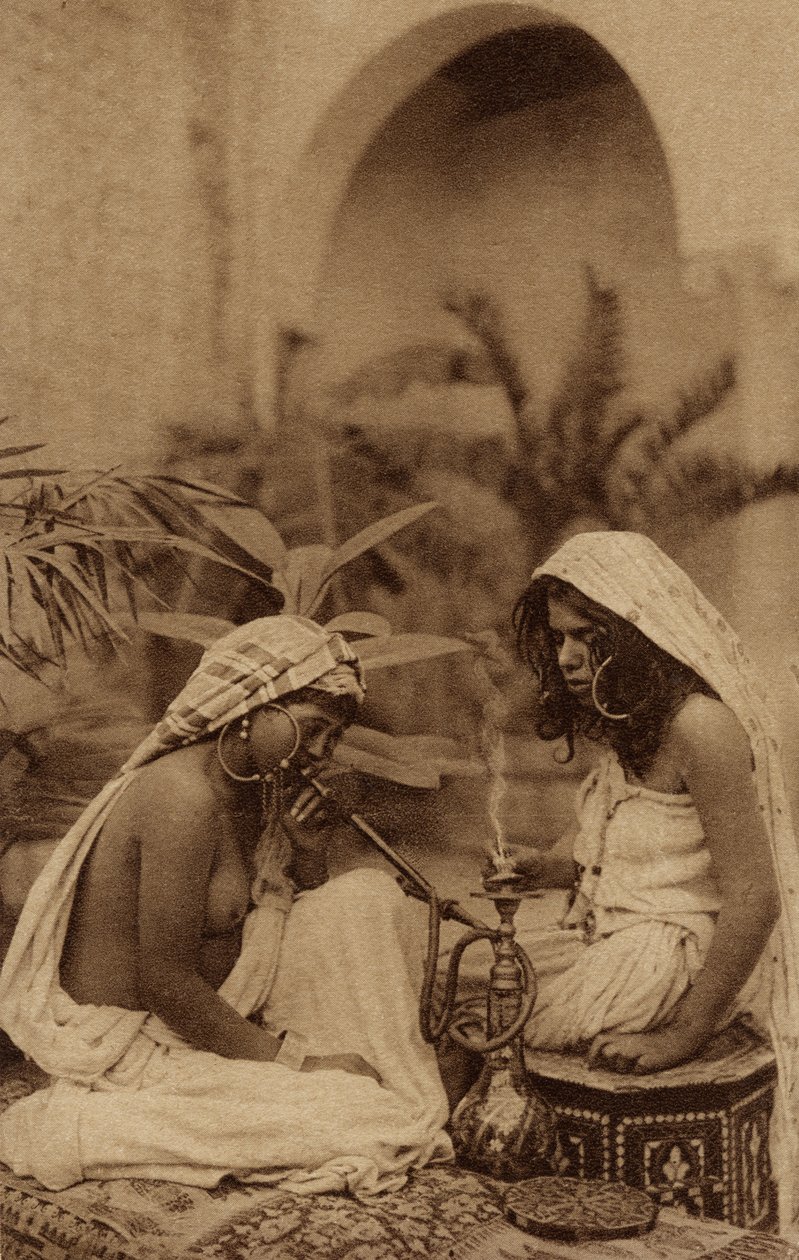 Haremsflickor som röker vattenpipa, från ett vykort från tidigt 1900-tal (sepiafoto) av Unbekannt Unbekannt