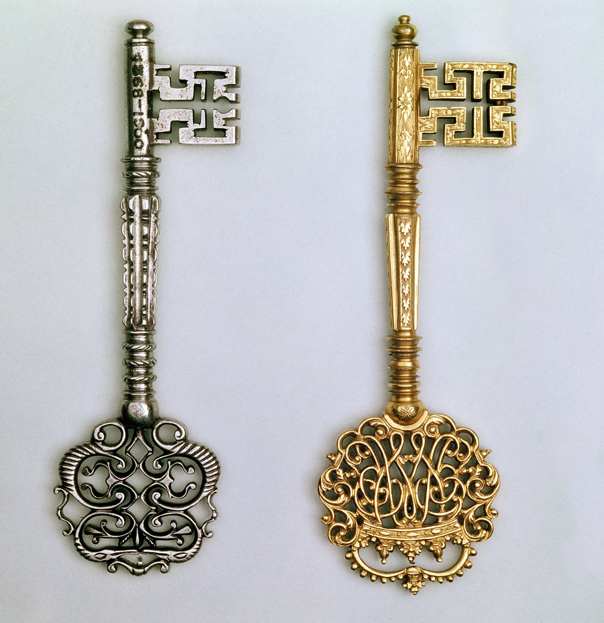 Nycklar från vänster till höger: Ceremoniell Chamberlain-design med kunglig cypher, förgylld tidigt 1700-tal. Stål 1700-tal av Unbekannt Unbekannt