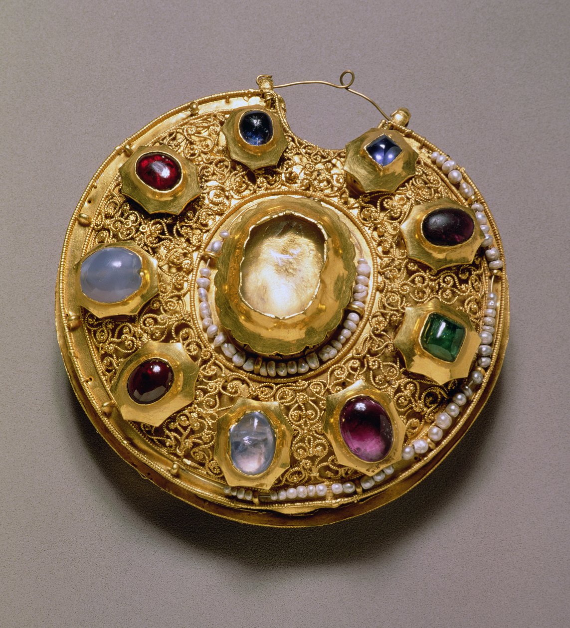 Koltmedaljong, guldsatt med pärlor och juveler, cloisonne, emalj, filigran och granuleringsdekor, Ryazan, 1100-tal av Unbekannt Unbekannt