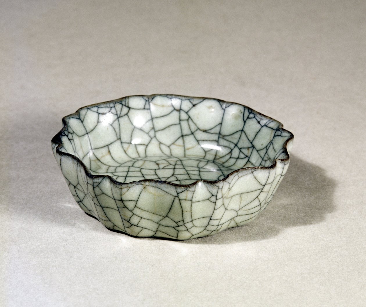 Kuan wareborstebricka gjuten med åtta lober och en bågad kant, Sung Dynasty (960-1279) av Unbekannt Unbekannt