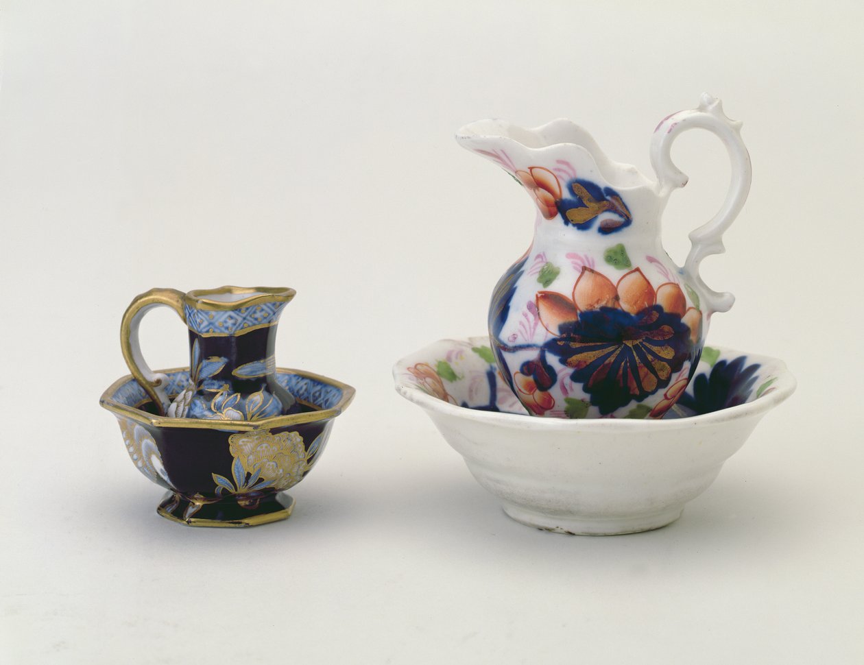 Vänster: Crown Staffordshire kanna och handfat och höger: Walesisk baluster kanna och handfat (keramik) av Unbekannt Unbekannt