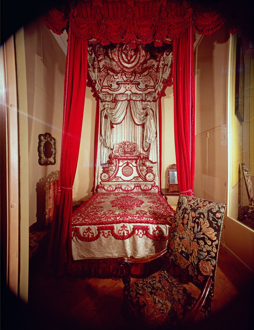 Melville State Bed, c.1700 (furu täckt med karmosinröd siden Genoa sammet fodrad med vit kinesisk sidendamast) av Unbekannt Unbekannt