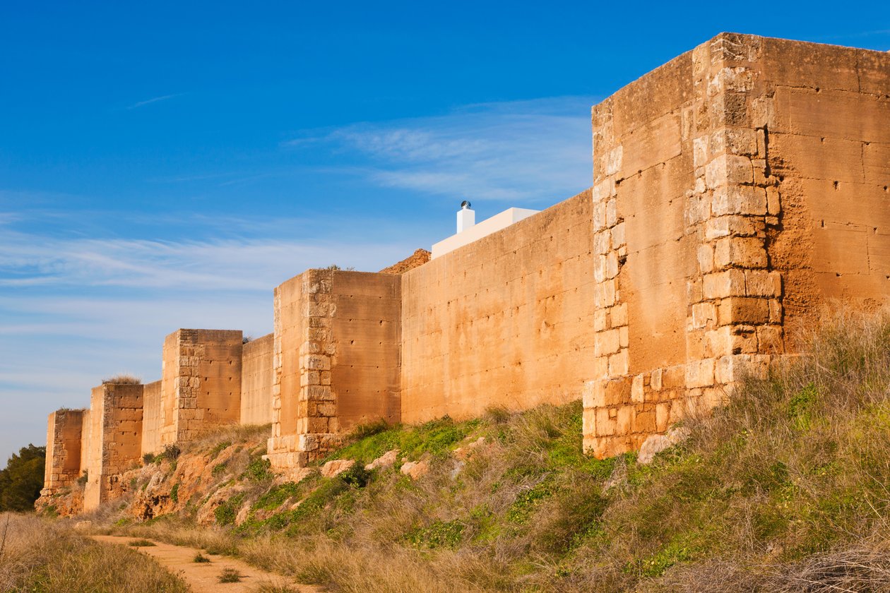 Niebla, Huelva-provinsen, Andalusien, södra Spanien. Murar som omger staden. av Unbekannt Unbekannt