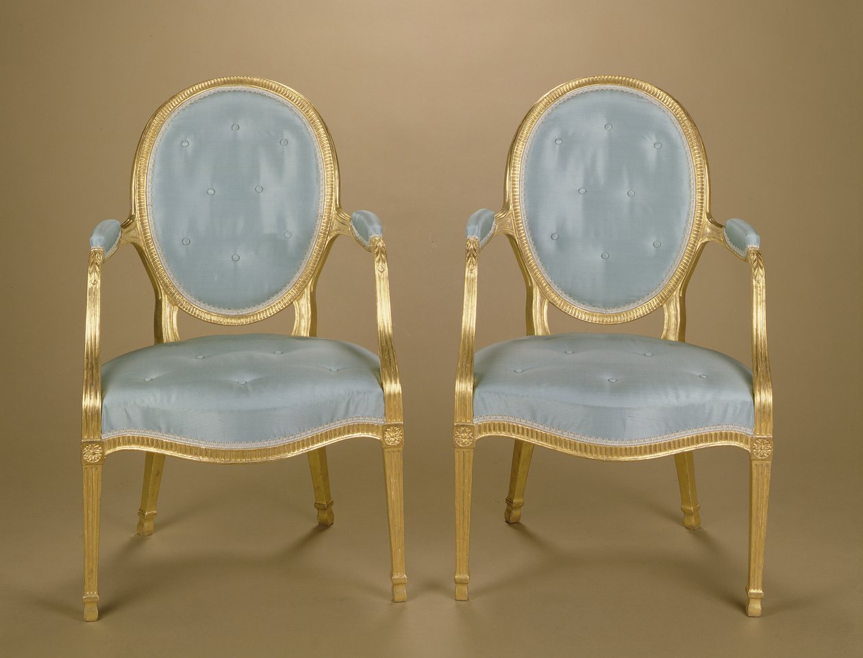 Ett par Adam-stolar med ovalryggade förgyllda carver, blåklädda, ca 1780 av Unbekannt Unbekannt