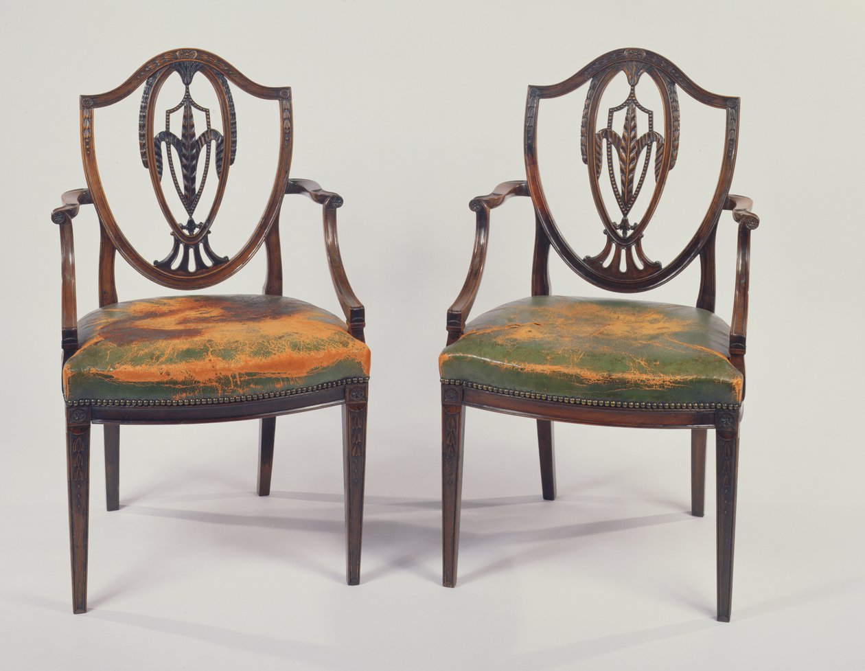 Ett par matstolar i rosenträ av George III, efter design av George Hepplewhite av Unbekannt Unbekannt