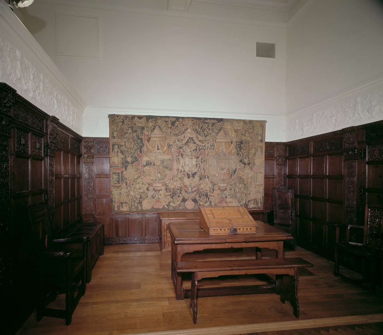 Utställningsrum med panel på Victoria and Albert Museum av Unbekannt Unbekannt