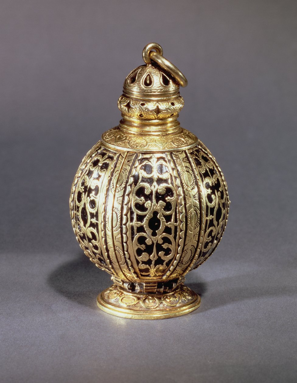 Pomander, dekorerad med jagat rullverk som omsluter svart emalj, silverförgylld, troligen engelsk, ca 1580 av Unbekannt Unbekannt