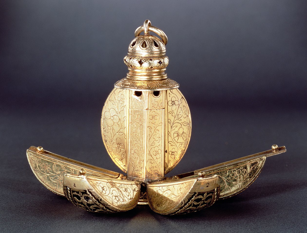 Pomander med fyra öppna fack som används för att hålla parfymer eller andra aromatiska ämnen, silverförgylld, troligen engelsk ca 1580 av Unbekannt Unbekannt
