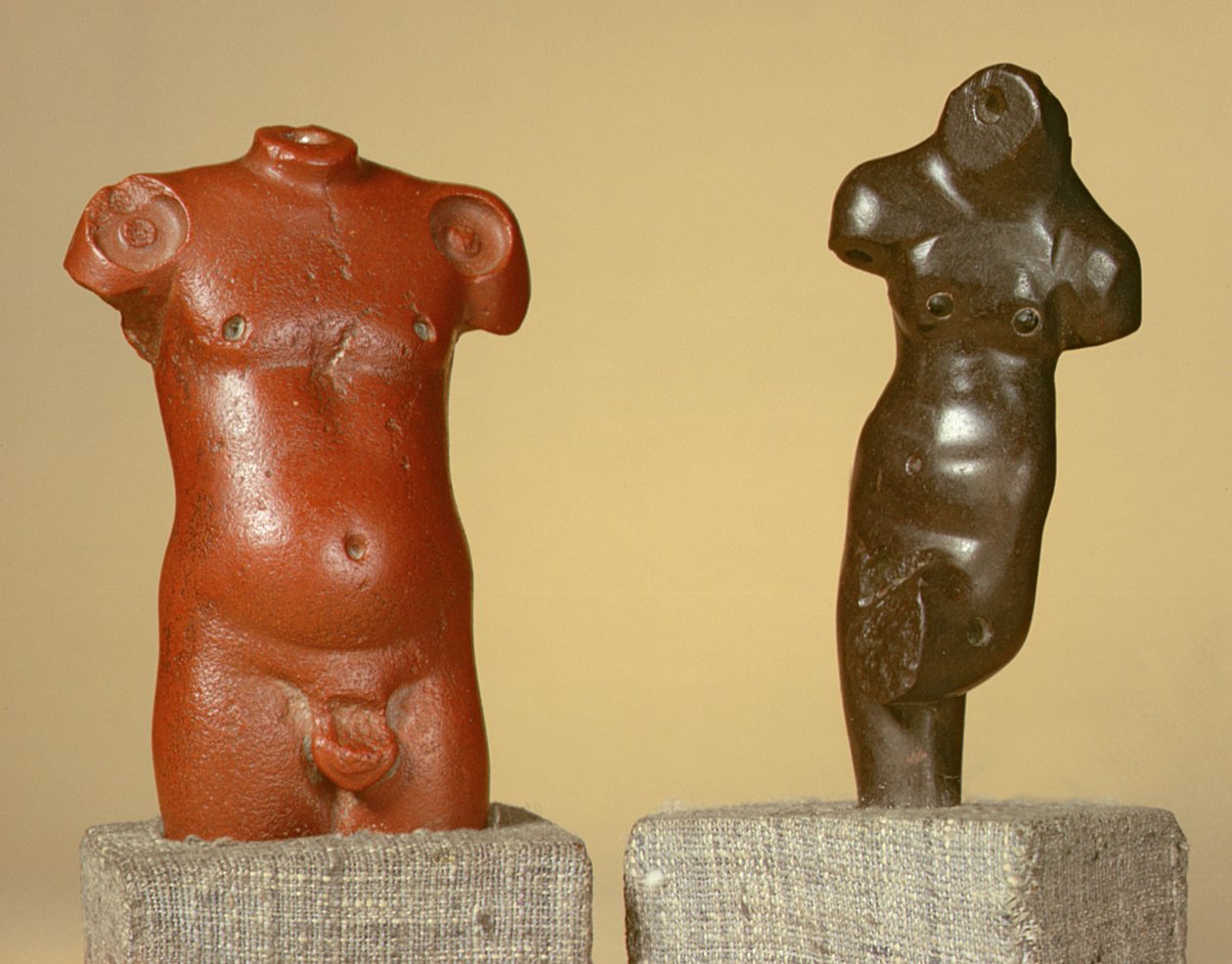 Röd sandstensmanlig torso och grå sandstensdansare, Harappa, 2300-1750 f.Kr. av Unbekannt Unbekannt