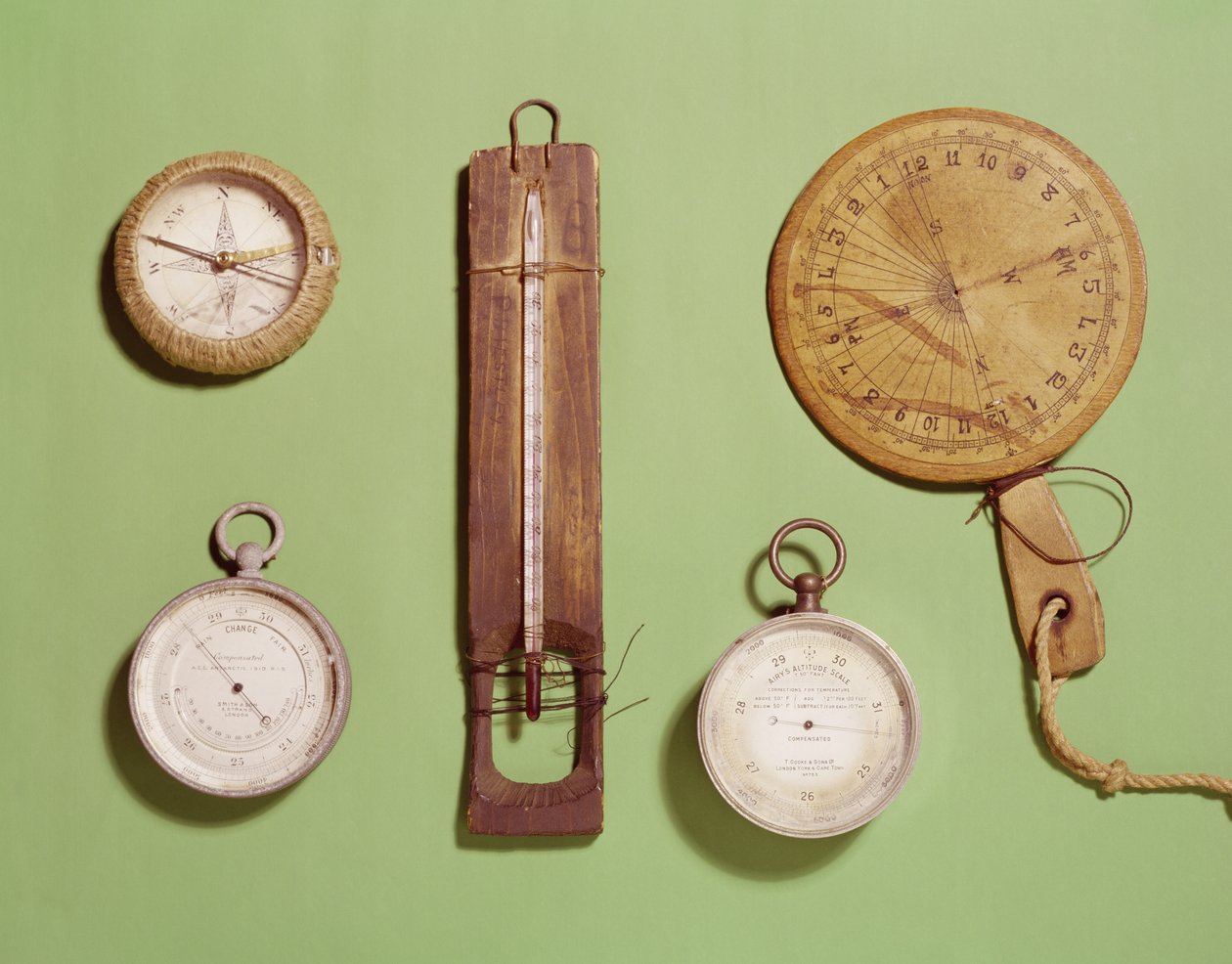 Scotts kompass, termometer, solur, barometer och höjdskala användes på Antarktis expedition, 1910-12 av Unbekannt Unbekannt