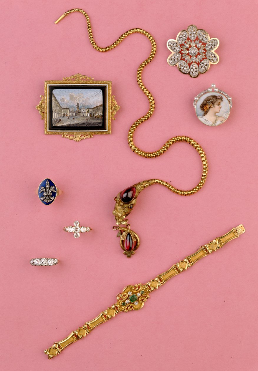 Urval av 1900-talssmycken: cabochon granatormhalsband; miniatyr mosaikbrosch; smaragd och diamant kluster armband av Unbekannt Unbekannt