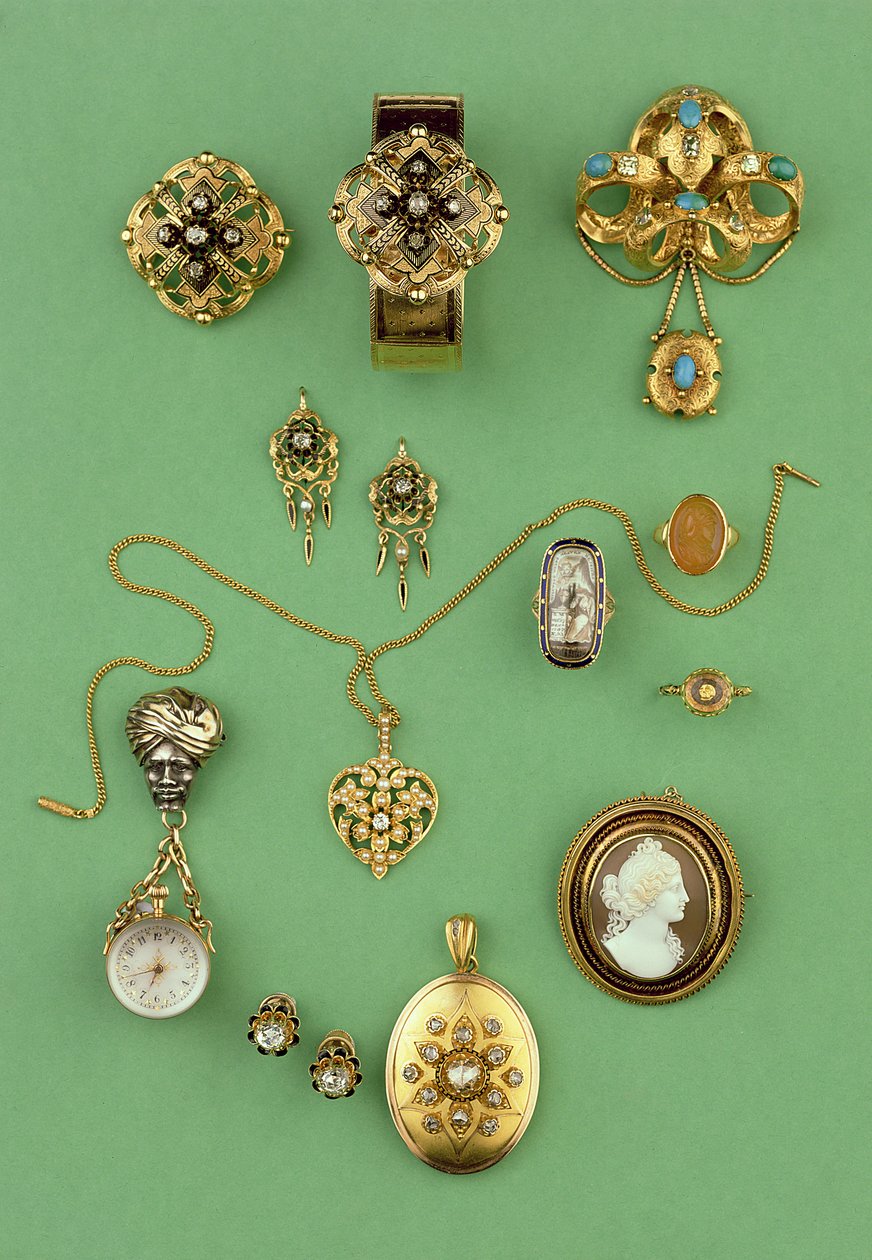 Urval av smycken: guld- och emaljarmband, magbrosch i guld och turkos, Fob-klocka, sorgring, Cornelian cameo-ring och rosenskuren diamantmedaljong av Unbekannt Unbekannt