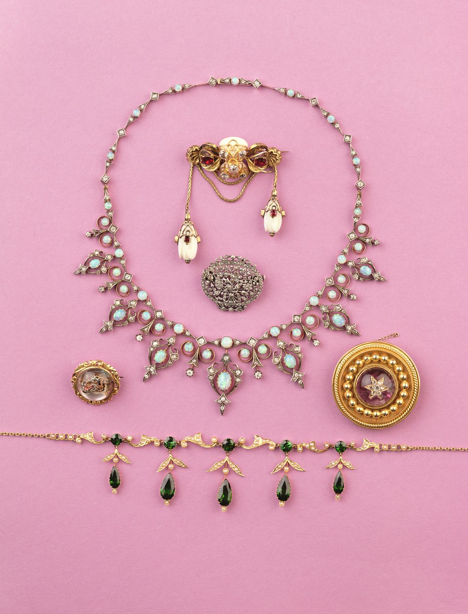 Urval av viktorianska smycken: turmalin och halsband med delat pärlfransar; roslipad diamant oval brosch; opal- och diamanthalsband; cabuchon ametist stjärnbrosch; Essex kristall av morrande tiger av Unbekannt Unbekannt