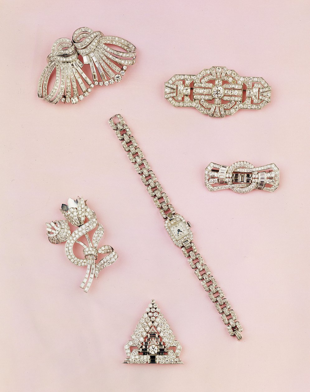 Urval av diamantsmycken: baguette och markisformad diamantspraybrosch; Art Deco diamantklämma; panel diamant brosch; Damklocka med avlångt boett av Unbekannt Unbekannt