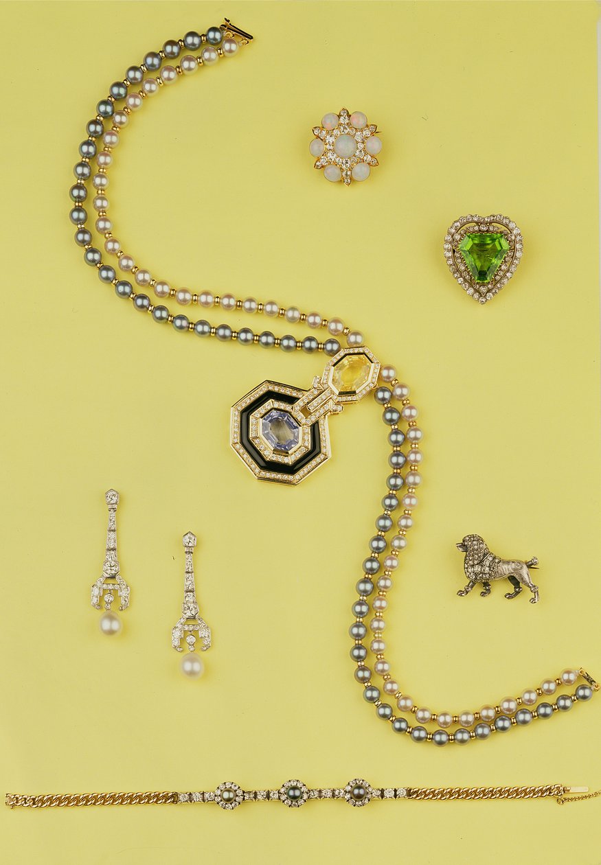 Urval av smycken: Halsband med odlade pärlor i art déco-stil med gula och blå safirer; hängsmycke med diamanter och pärlor; opal och rosa diamantkluster stjärnbrosch; rosédiamantpudelbrosch av Unbekannt Unbekannt